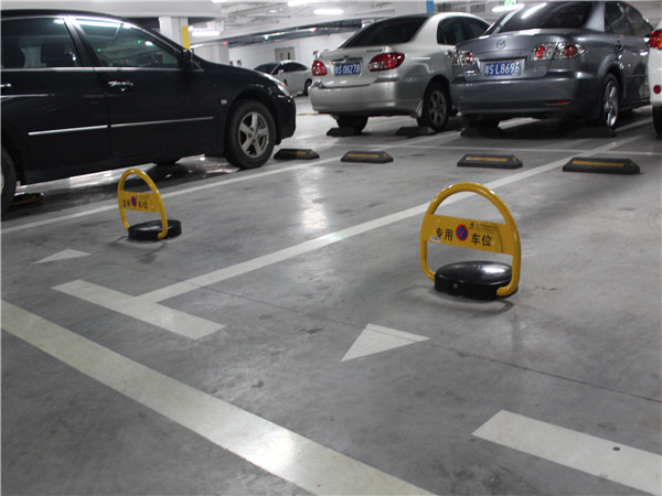 Heavy Duty Anti - Theft Car Parking Lock With Spraying Plastic Coating