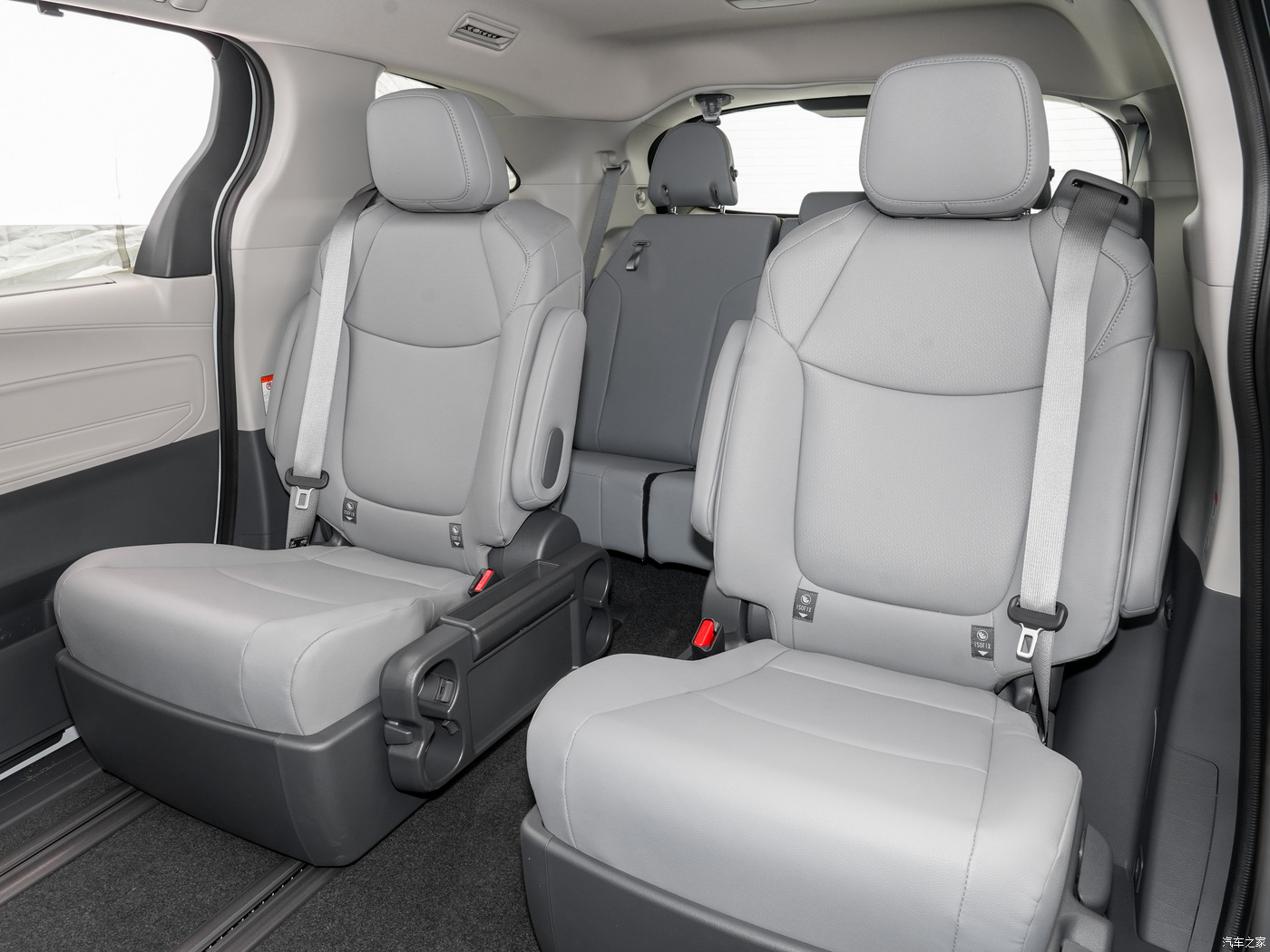 7 Seats 2024 Faw To-yota Gravia 2.5L Hybrid Edition Automatic Hybrid Electric Goods Vehicle Energy Cars Automatic Gear Box