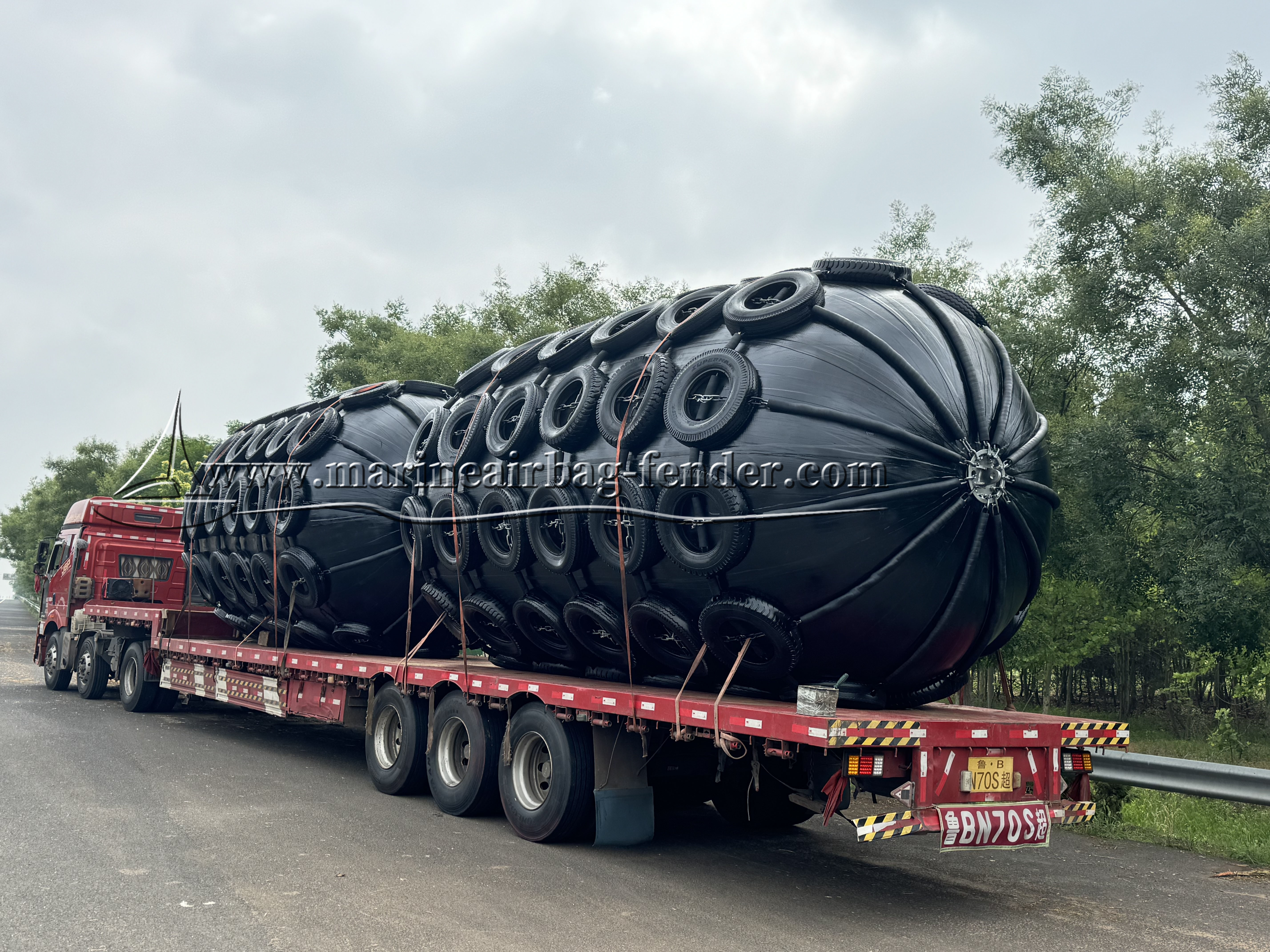 Aging Resistance Pneumatic Rubber Fender Easy Inflate Stainless Flange ISO17357 Standard
