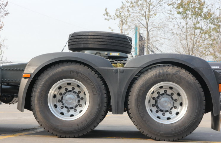 All Wheel Drive Tractor Prime Mover Truck With 371hp For 40-50T Tow Capacity