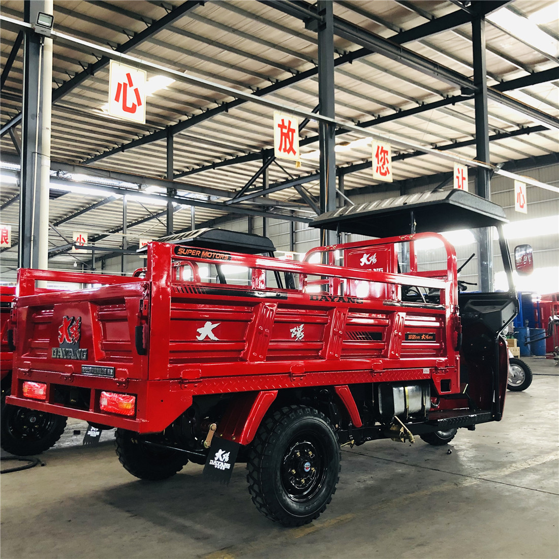 Dayang 1500 kg Three Wheel Petrol Trike Motorized Motorcycle with Cistern Cargo For Cargo