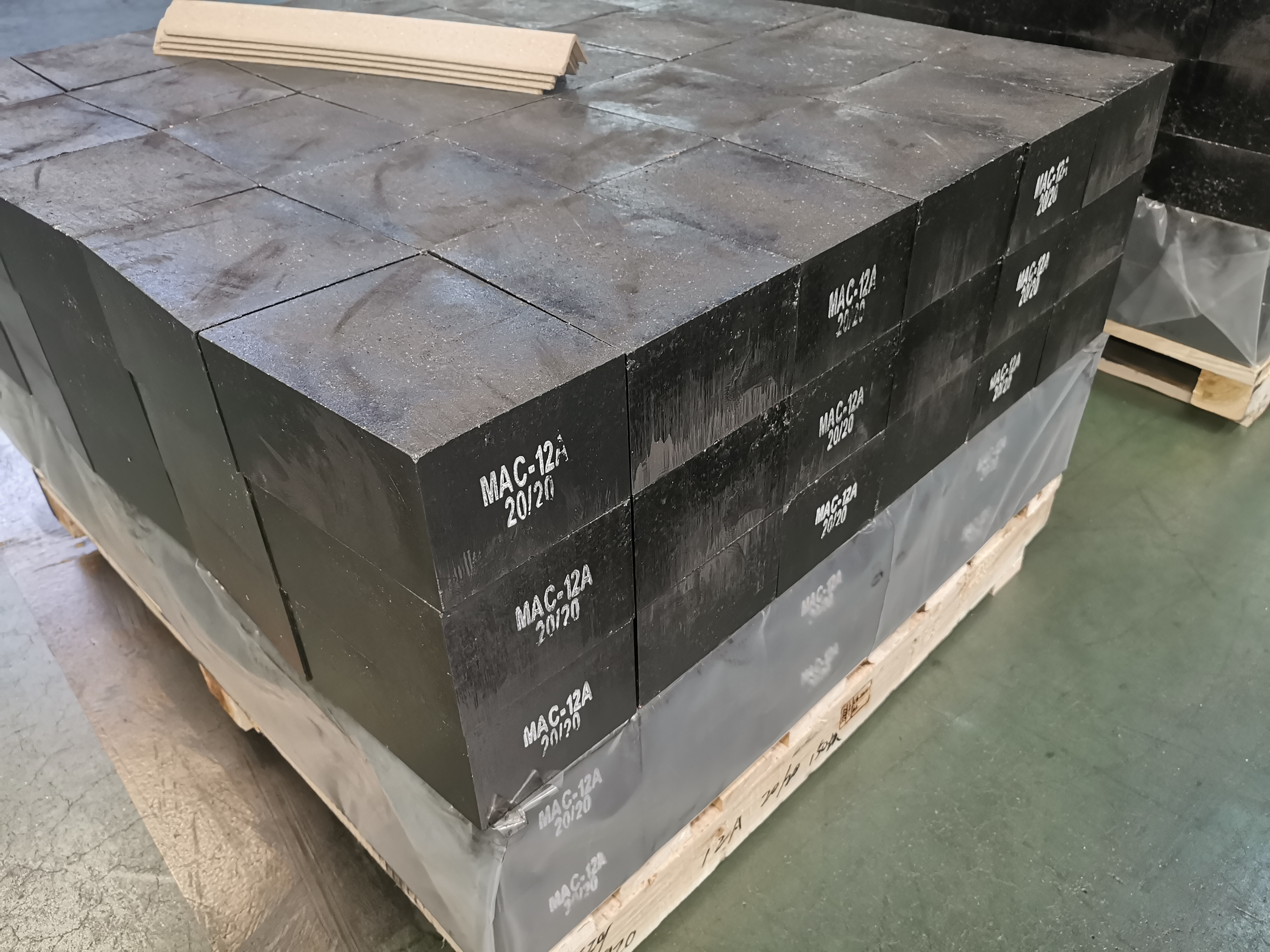 Cutting High Temperature Refractory Magnesia Carbon Brick for Ladle Refractoriness Degree 1770° Refractoriness 2000°