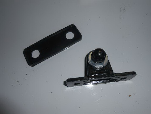 Iron ISUZU FVR Parts Small Fasten Seat 1717984841 Together With Rubber Seal And Two Bolt Holes