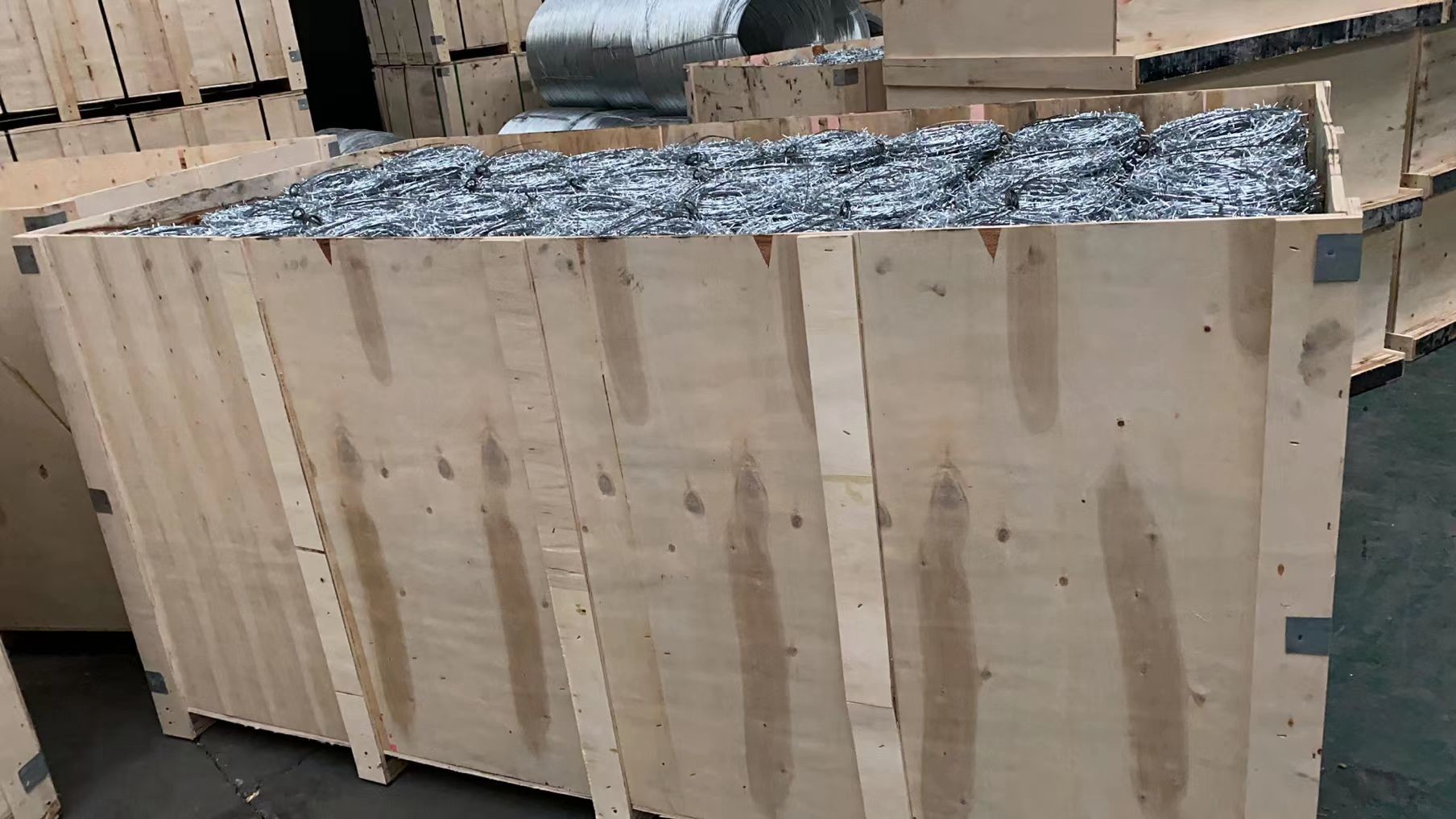 1.8-2.5mm Metal Barbed Wire Fence 14x14 16x16 Concertina Wire Roll