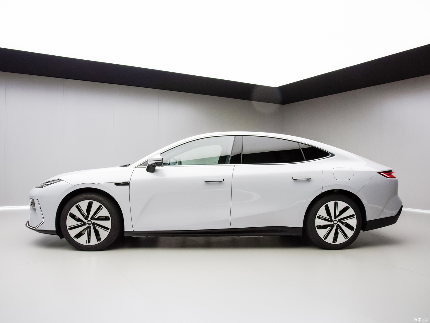 2024 Geely Galaxy E8 Electrico Sedan Automotive 665KM Range Max Speed of 190 Km/h 5 Seats Energy Vehicle
