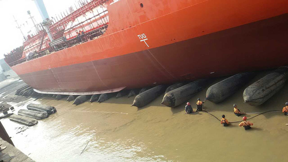ISO Inspection Standard Black Ship Launching Rubber Airbag For Docking