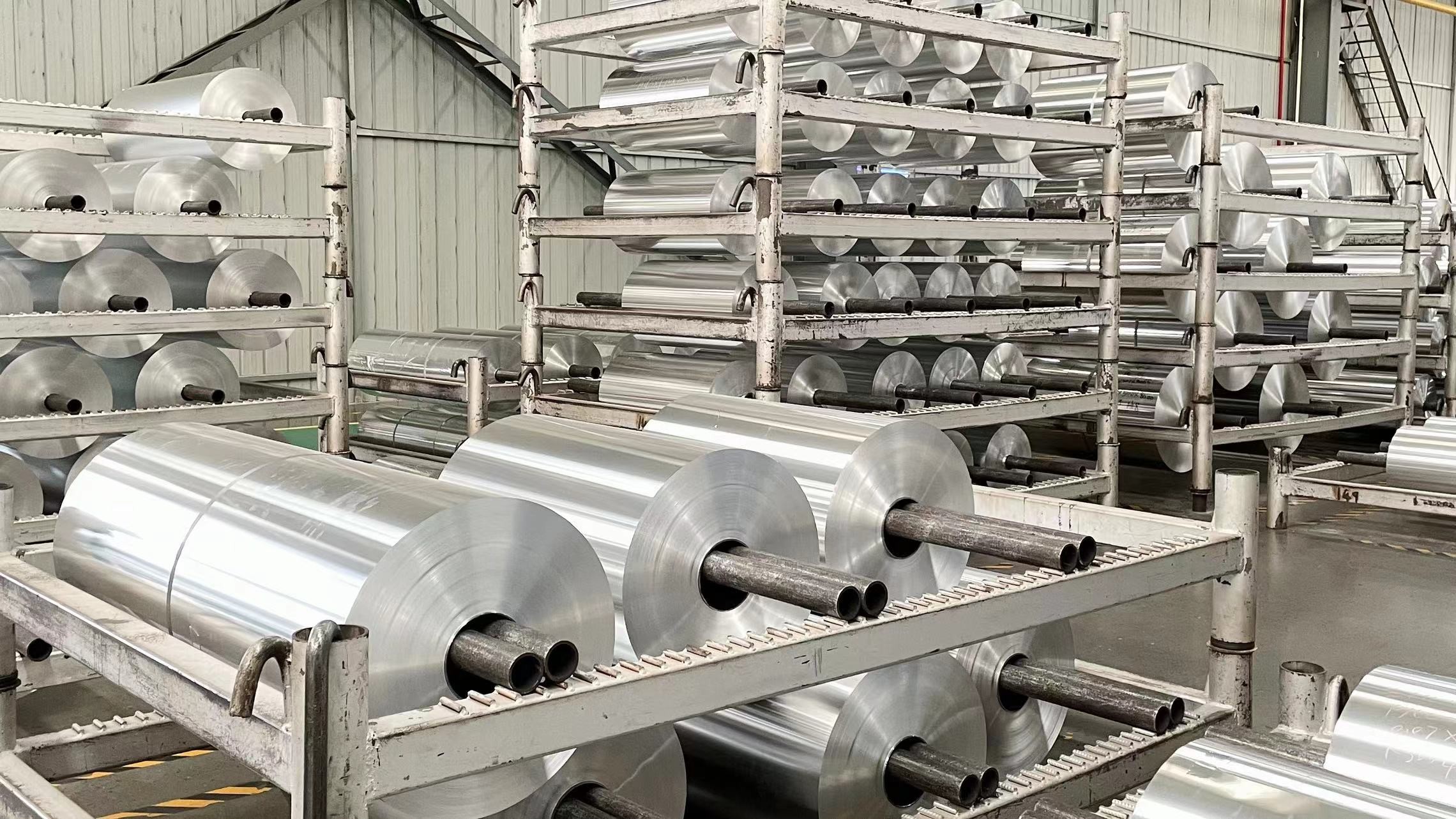 8006 7 - 60 Micron Aluminium Jumbo Roll Household Aluminum Foil for Fast Food