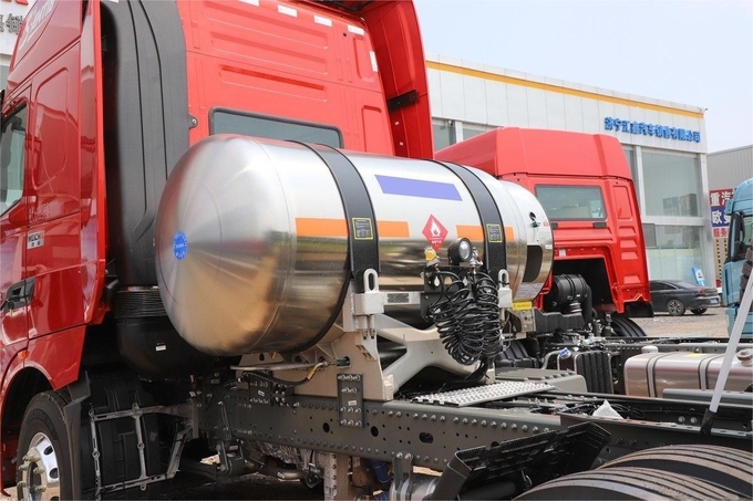 HOWO Heavy Truck 530 Horsepower 6X4 National VI LNG Tractor Truck Shroud Side Air Deflector