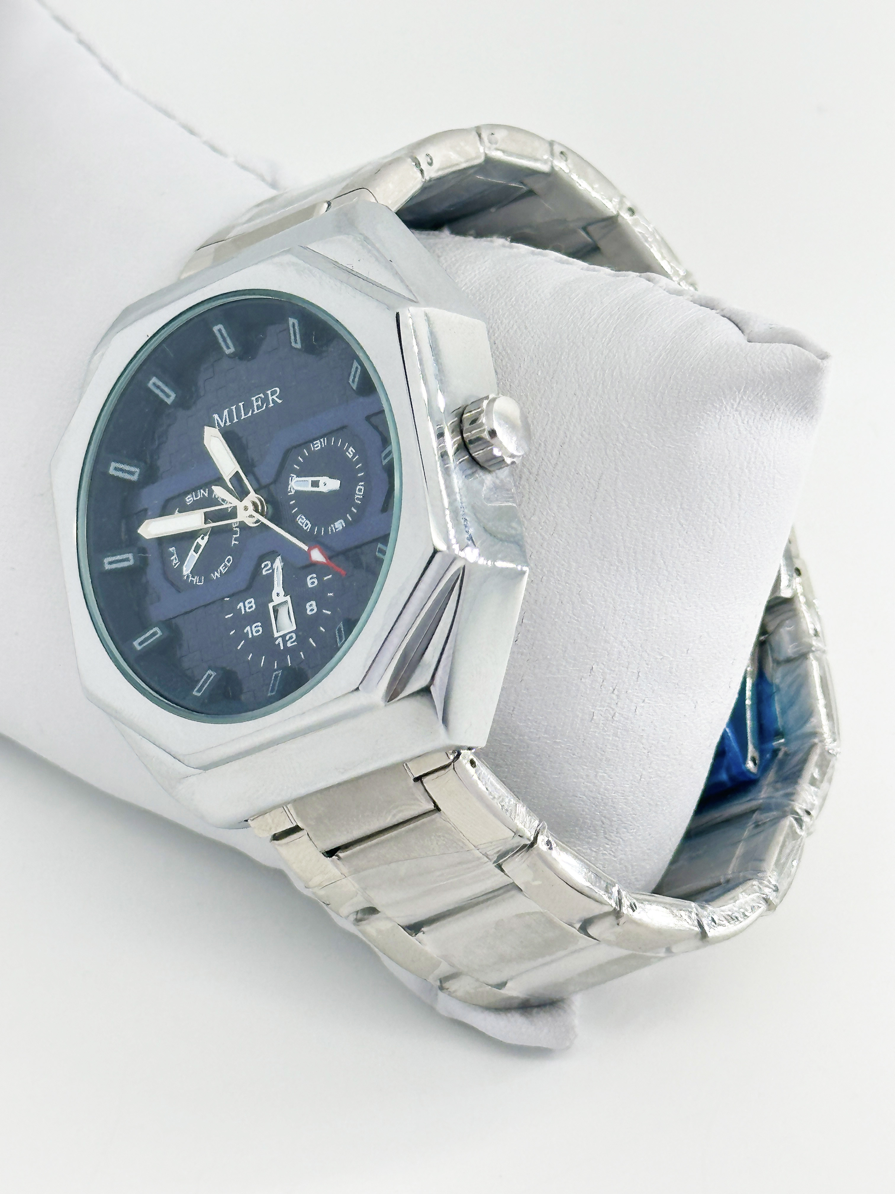 Round Quartz Business Watch With Date Display And 30m Water Resistance