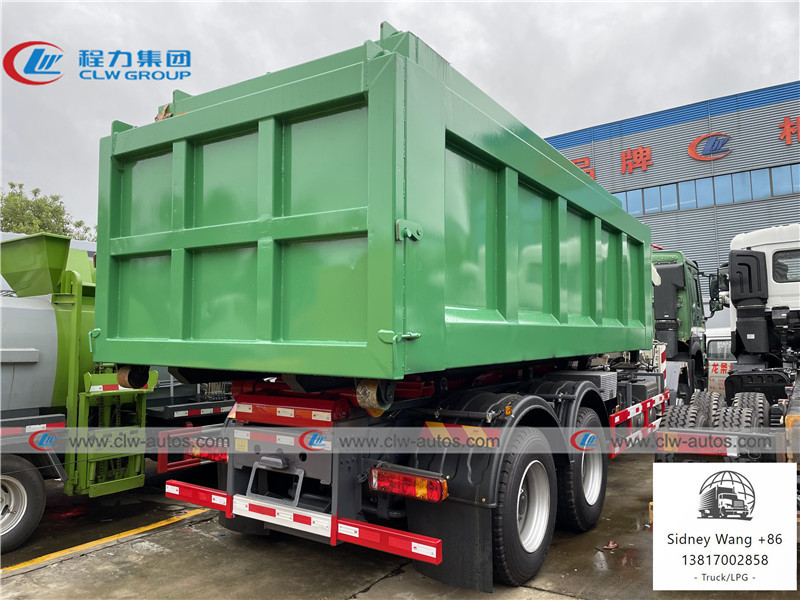 SINOTRUK HOWO 8x4 LHD Hydraulic Hooklift Garbage Truck With Folded Arm Crane