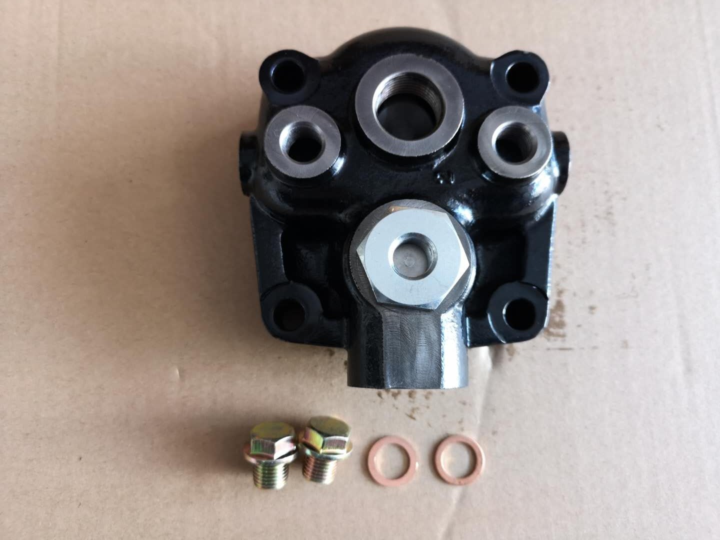 1191100561 6HE1 ISUZU Engine Parts Air Compressor Cylinder Head Brake Air Pressure Increase