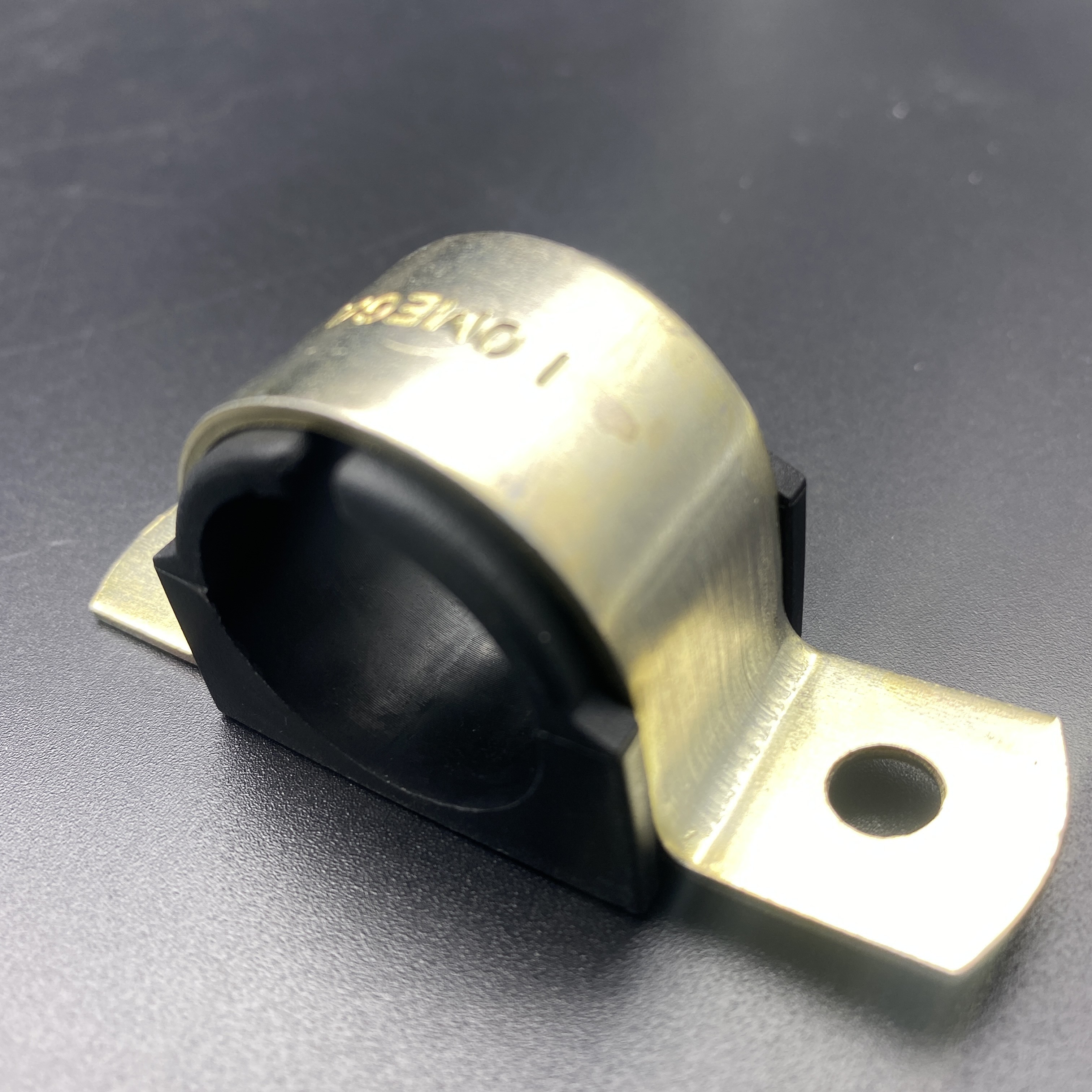 Heavy Duty Vibration-resistant Omega Cuhsion Clamps