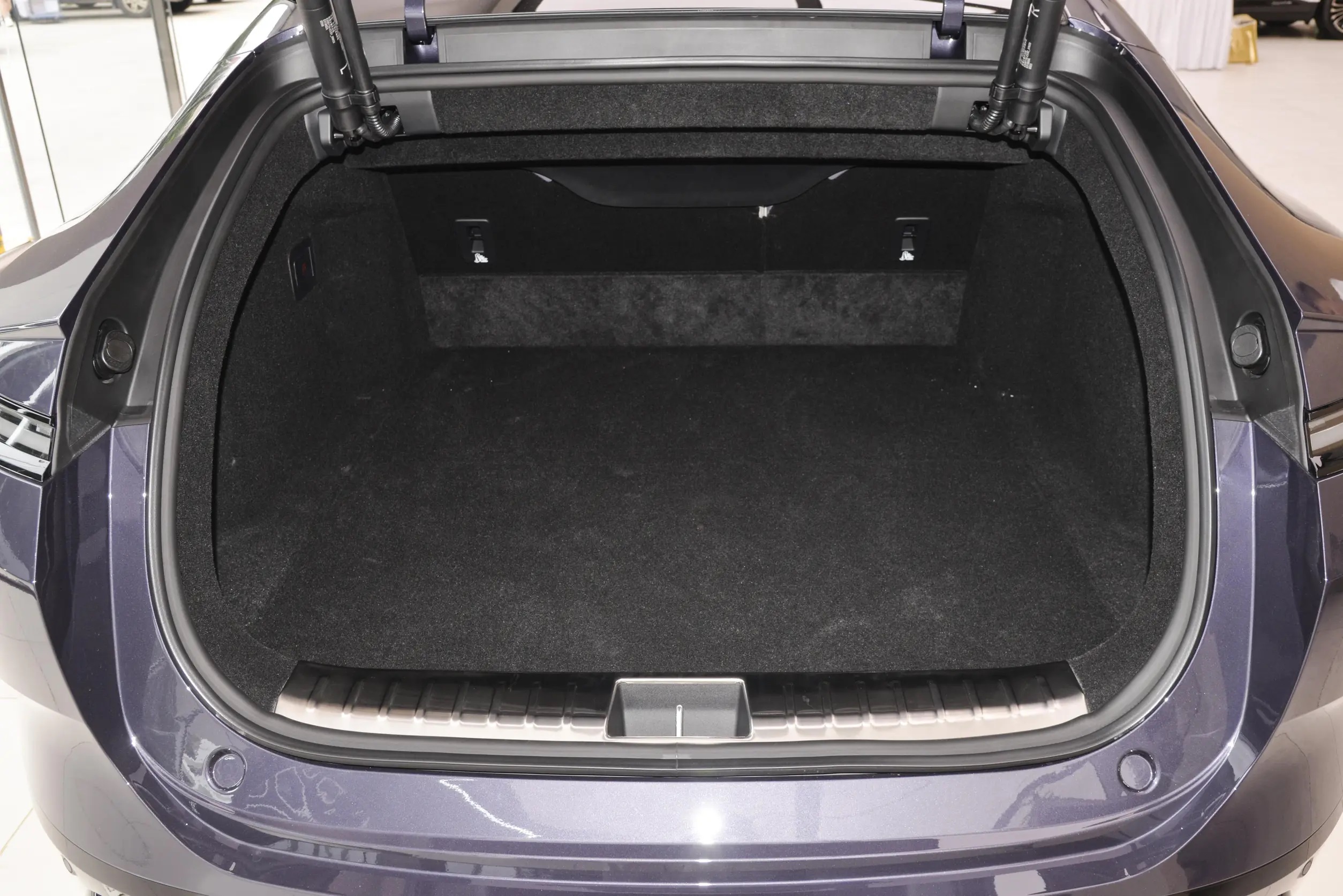 Fuel Electric 100% Avatr 12 2024 Single Motor 5 Seater Sedan 700KM Range Ternary Lithium Battery Energy Vehicles Changan