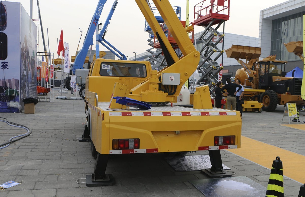 30m New High-Altitude Operation Truck Mounted Aerial Work Platform For Sale
