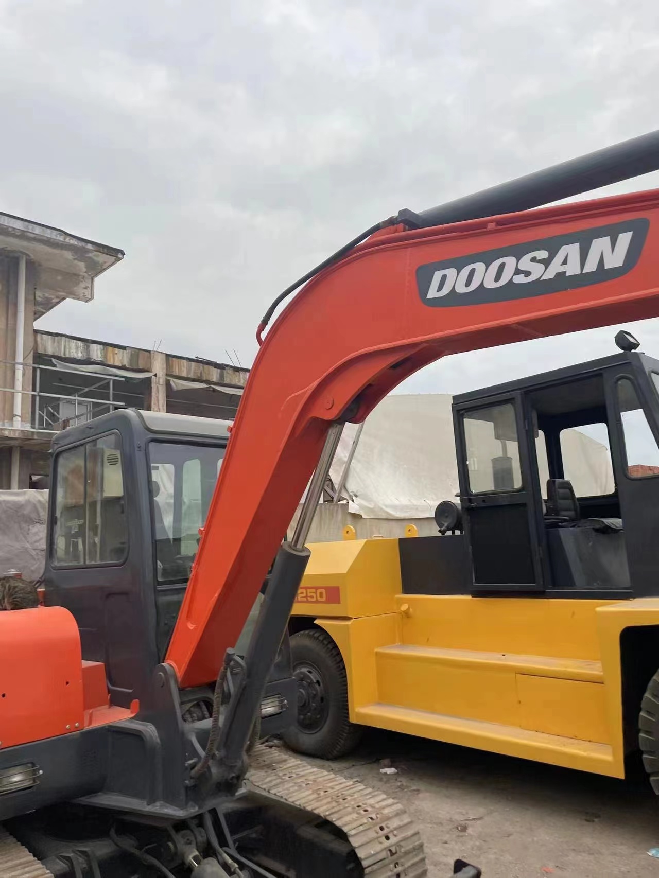 original second-hand Doushan DH55 excavator is in good condition strong and simple maintenance