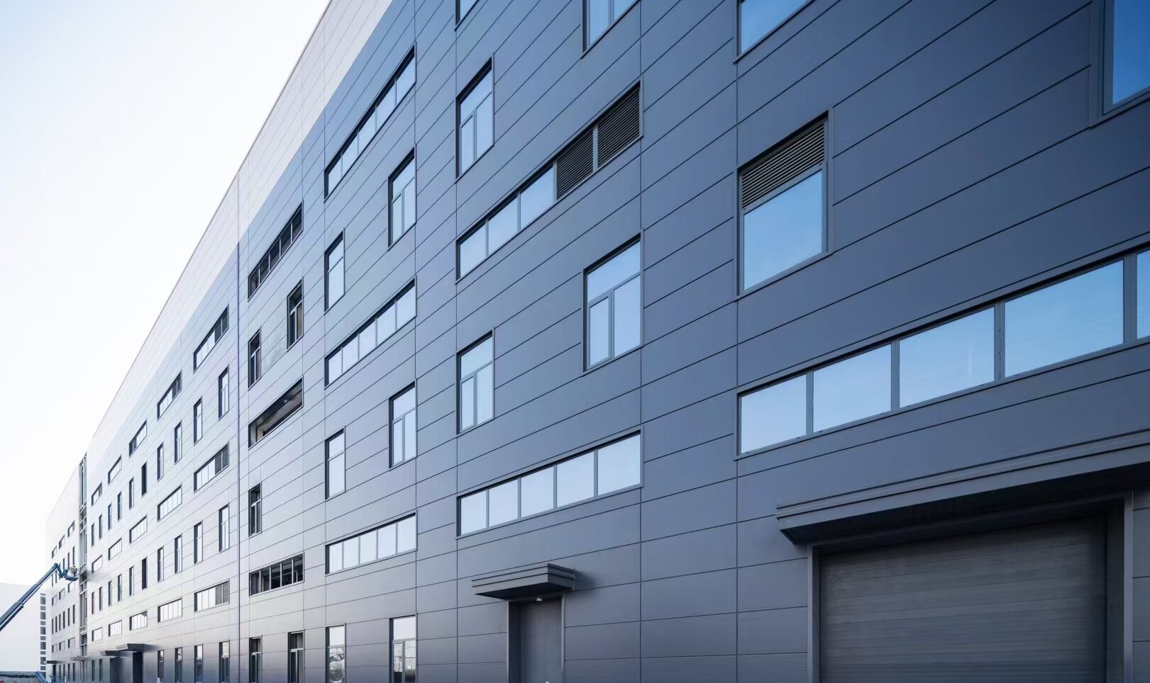 Sandwich Panel Cladding Prefabricated Steel Warehouse Seismic Resistant Eco Friendly Solution