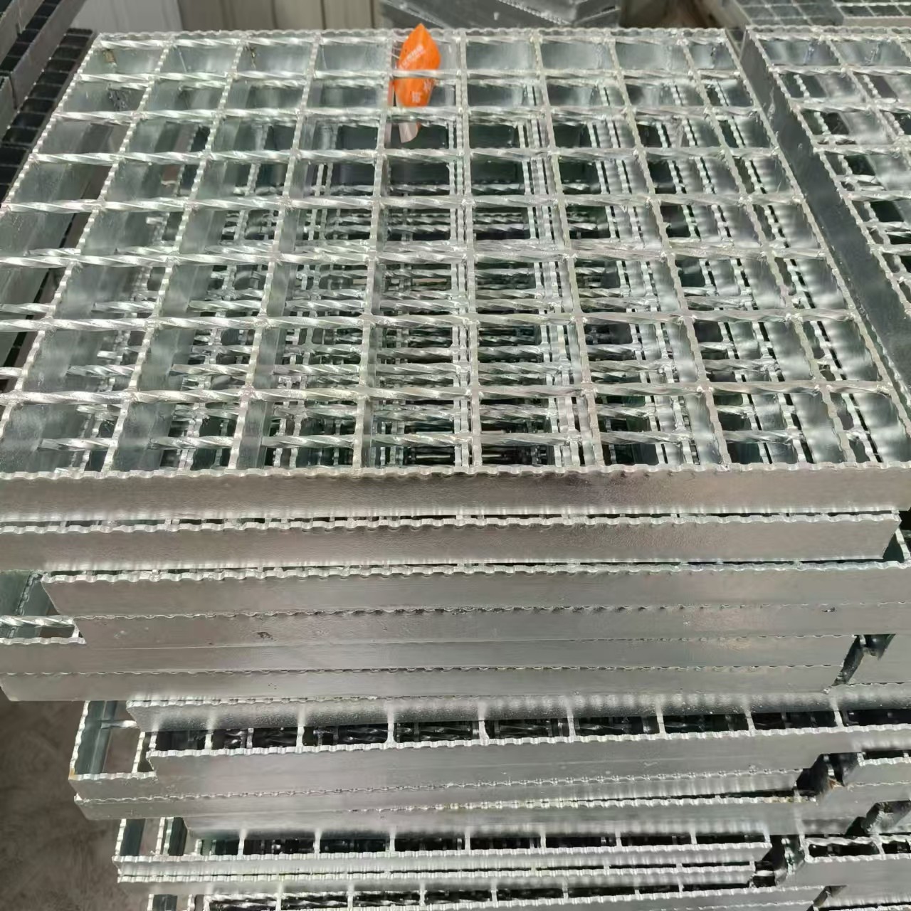Sound-Absorbing Steel Gratings: Reduce Noise Levels for Comfort