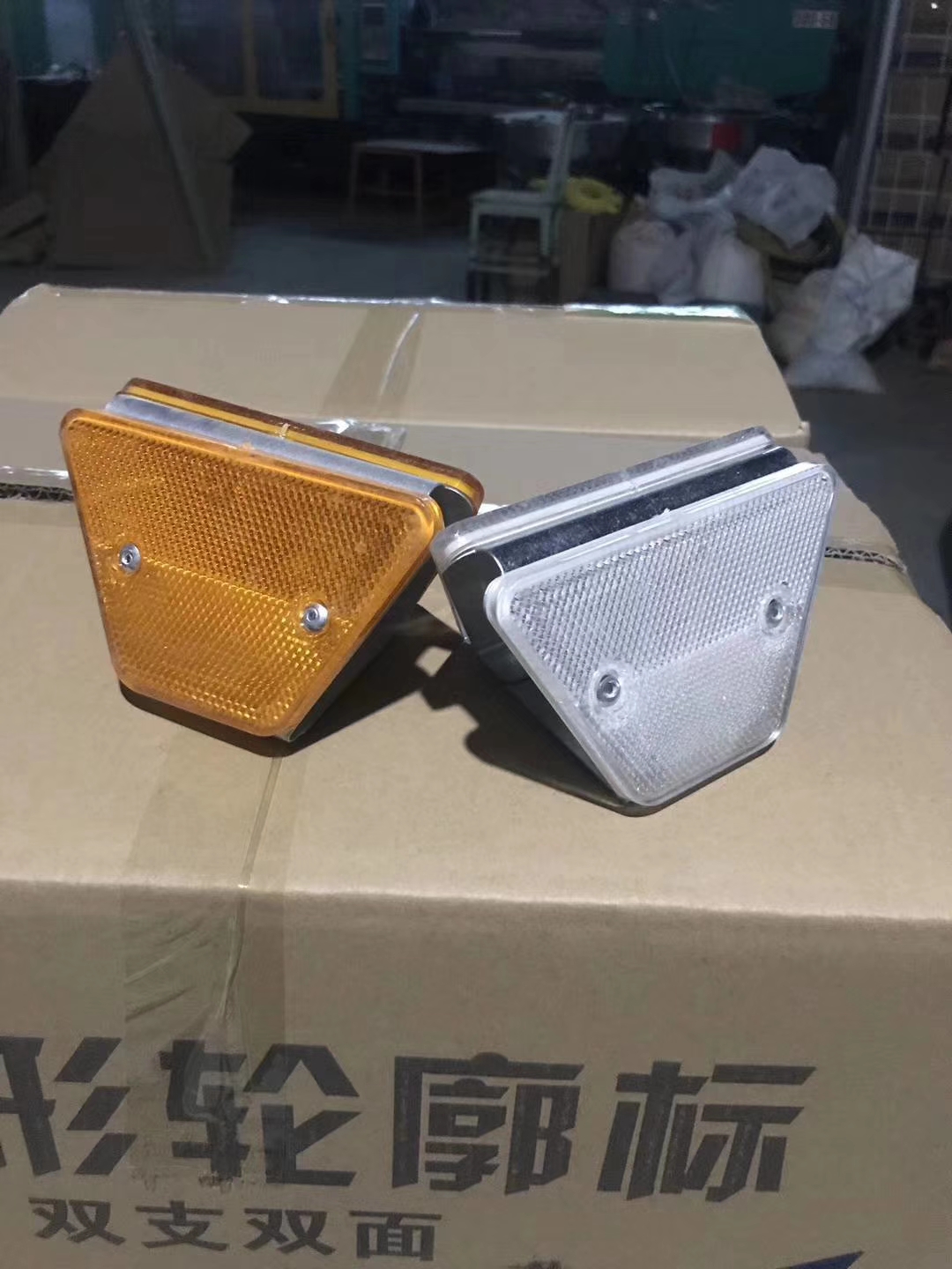 Highway Guardrail Plastic V Type Road Reflectors High Visible Road Stud Reflector