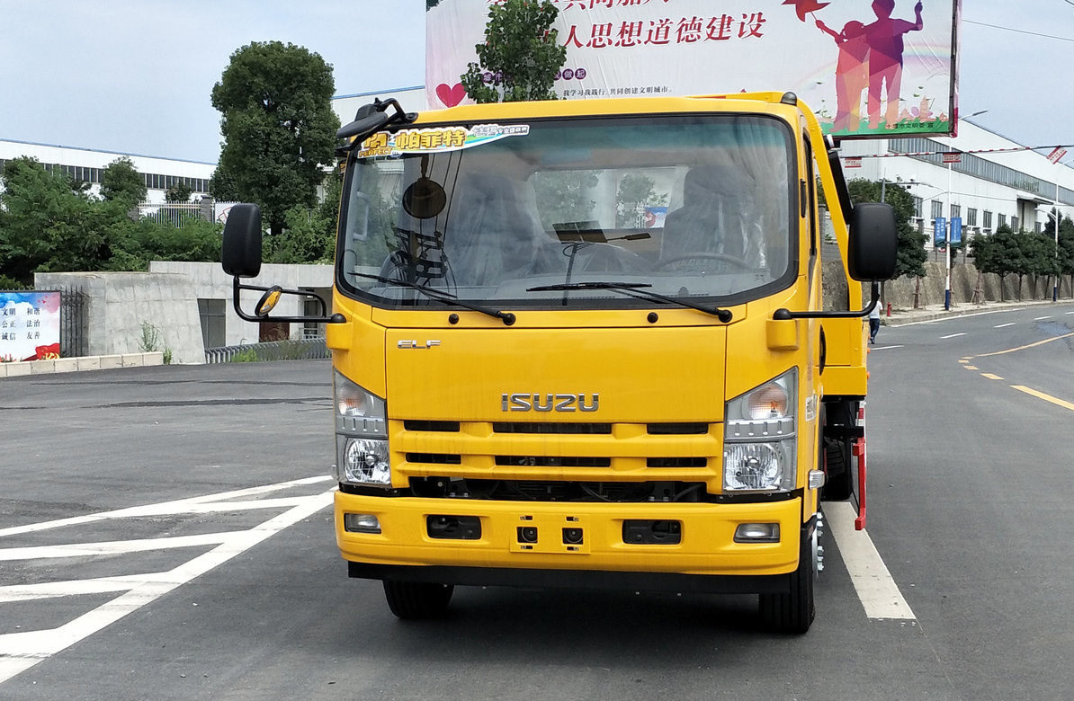 Small Wrecker Tow Trucks Flat Bed 4500mm Wheelbase 190hp Diesel Engine Six Speed Manual