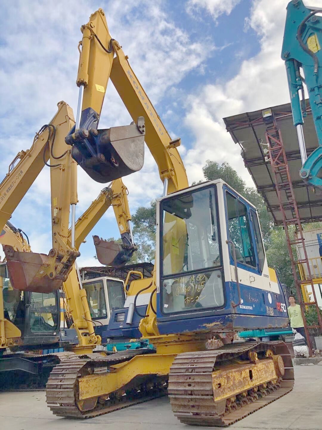 Komatsu PC60 Excavator With 0.37m3 Bucket Capacity And Cummins Engine
