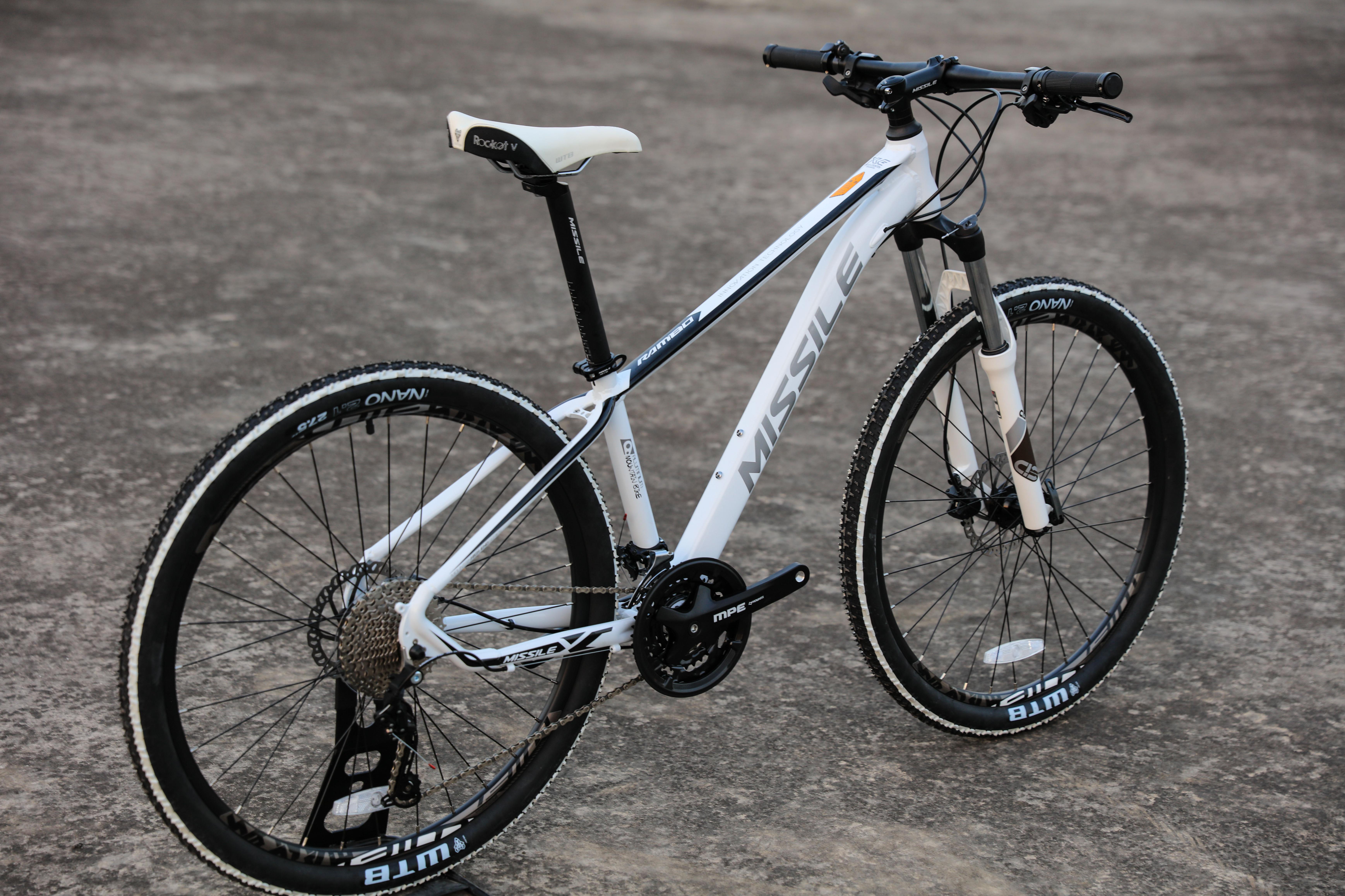 Ergonomic Saddle and Suspension Fork Equipped 27.5 Inch Aluminum Frame Mountain Bike