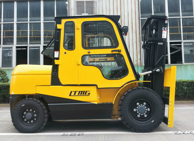 Japan Engine Counterbalance Forklift Truck With Cabin 1070mm Fork Length