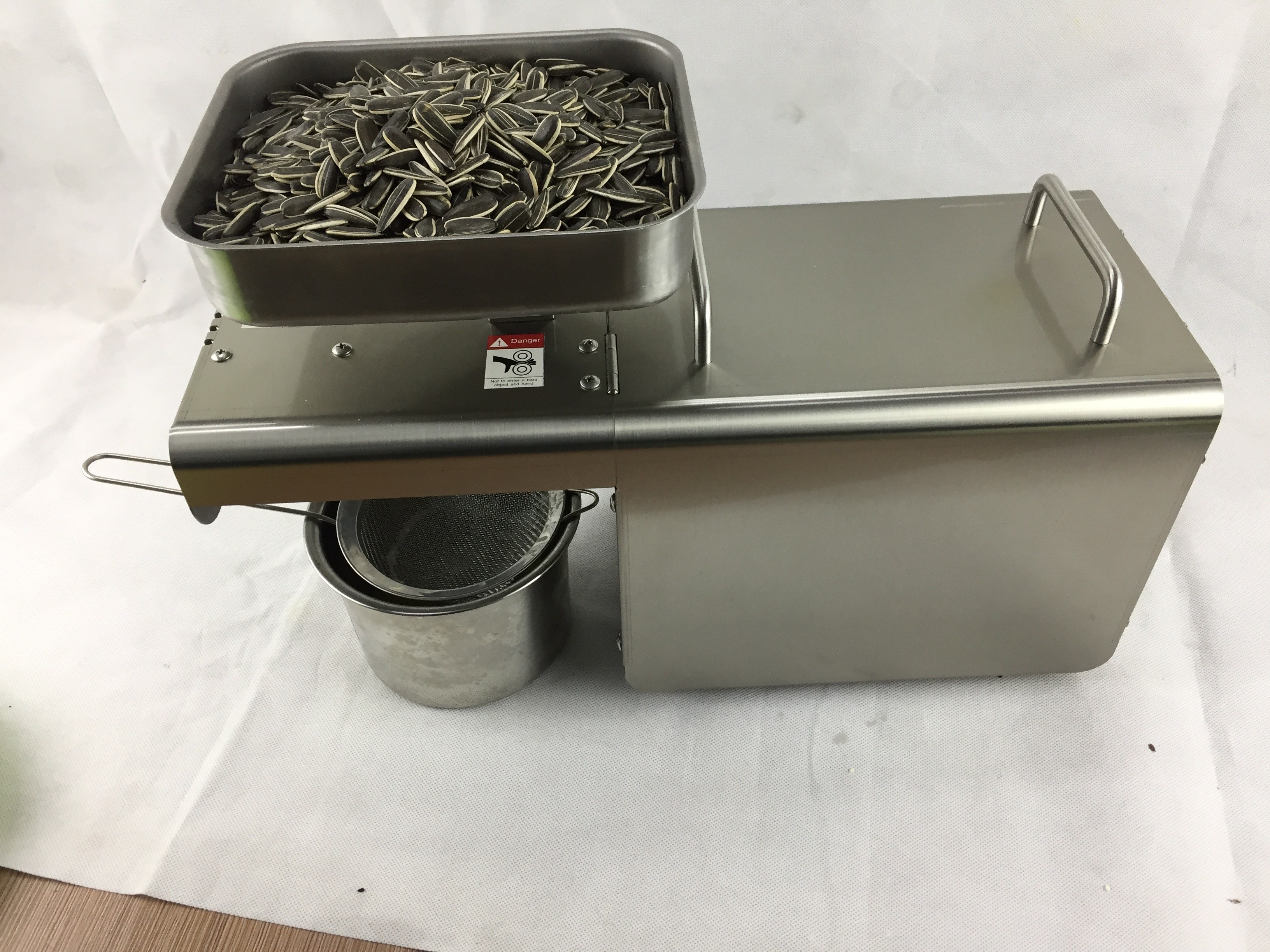 Easy Operation Groundnut Oil Pressing Machine , Cold Press Oil Expeller Machine