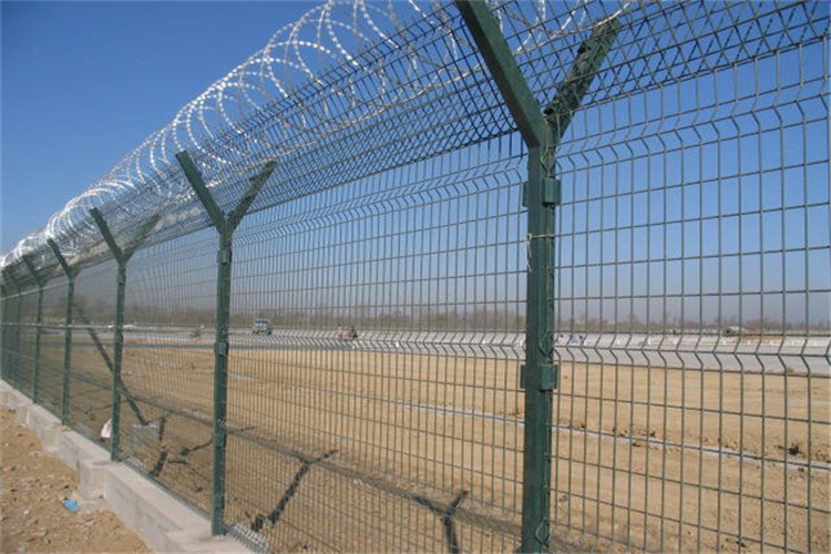 BTO-22 Razor Wire High Security Curved Welded Wire Mesh Fencing Square Fence Post