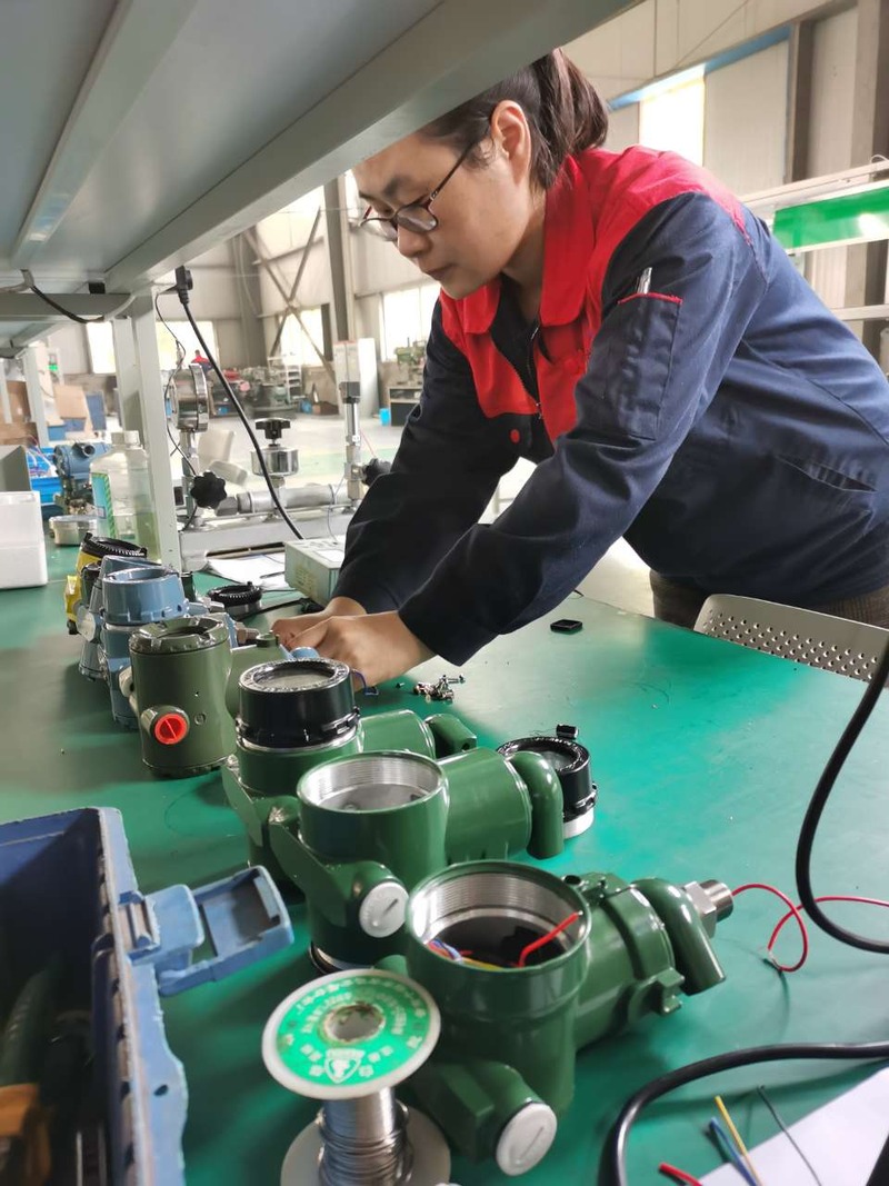 Chemical High Accuracy Integrated Automatic Lubricating Oil Filling Machine