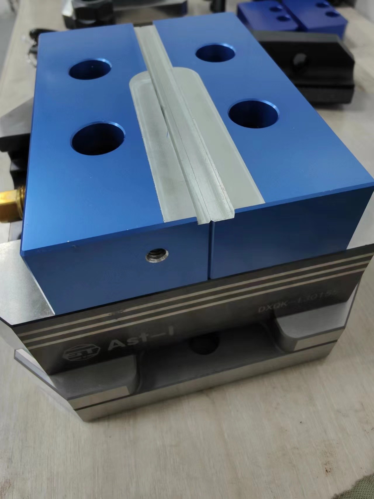 Manual 3 / 5 Axis Milling Vise Aluminum Jaws 75Nm Maximum Torque