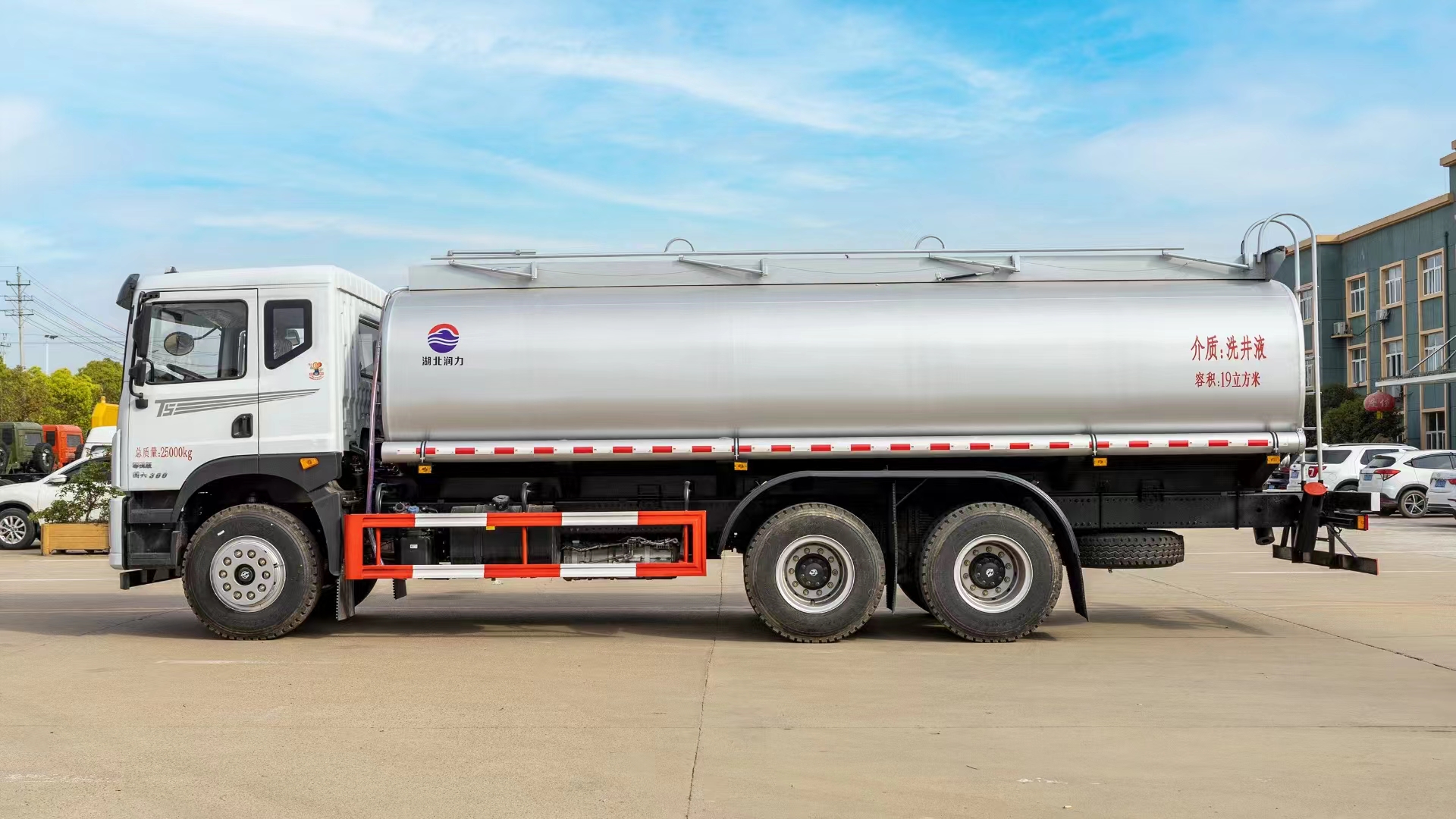 Low Price 371hp 20000 Liter Chinese Dongfeng Oil tank Truck Refueling Truck