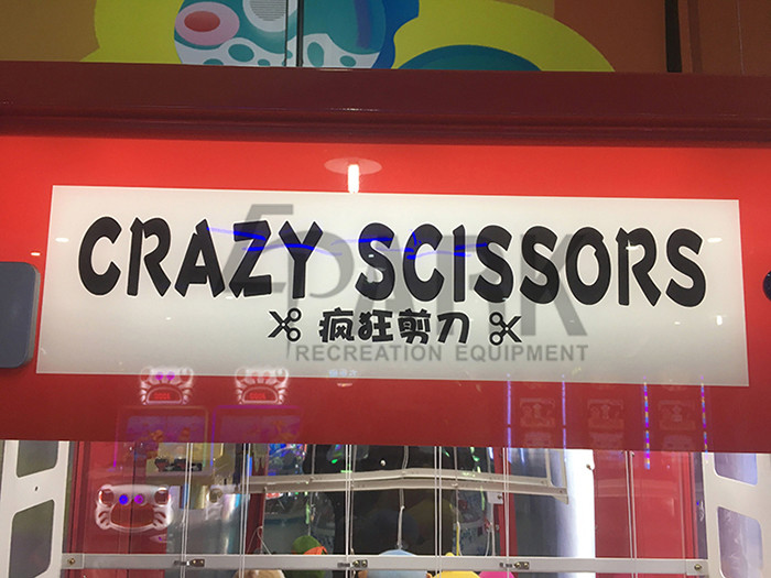 Singapore Crazy Scissors Cut Prize Game Machine , Mini Toy Claw Machine