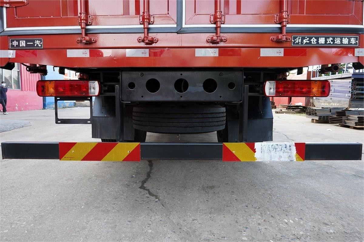 FAW Jiefang Truck Single-Row And Half-Seat 260HP 8-Speed Diesel 4X2 6.75m Fence Truck