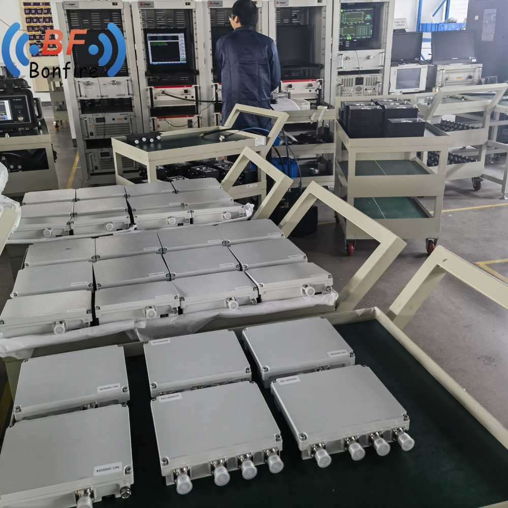 RF Indoor White Diplexer 2in 2out 1710-1880 1920-2170 2300-2400 2500-2700MHz N-Female Diplexer Quad-Band Combiner