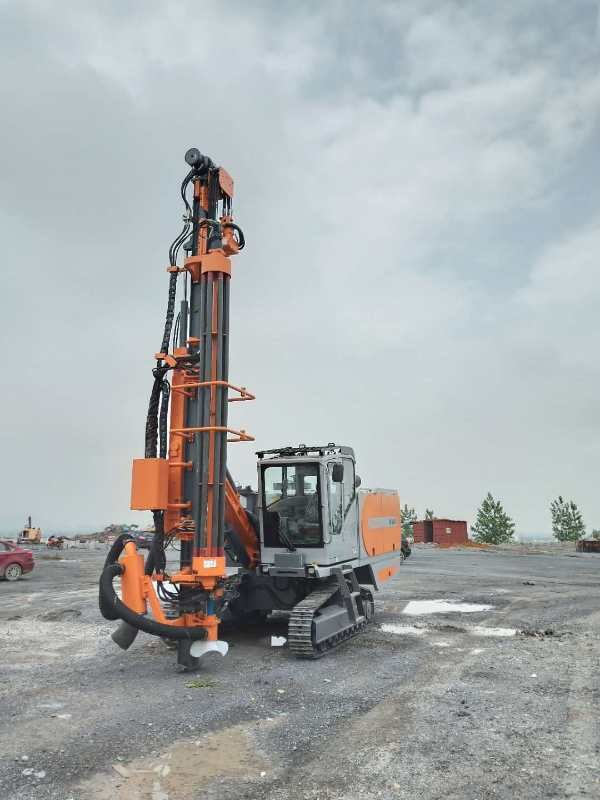 Advanced 600 N.m Maximum Torque Rock Drill Rig With 33 M3 / Min Air Compressor