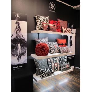 Retail Store Metal Display Stands Metal Pillow Display Rack With Casters