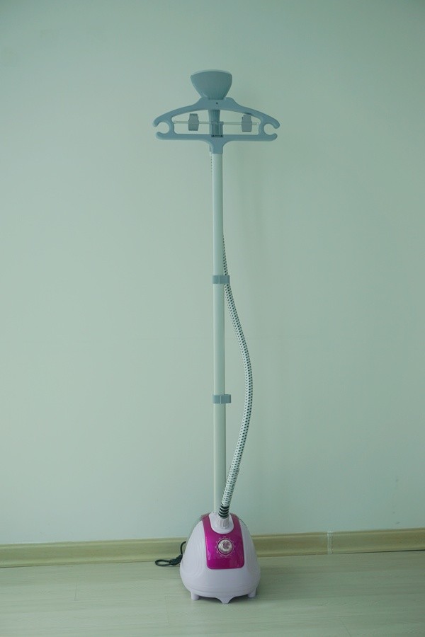 Flat Telescopic Pole Hanging Garment Steamer With 1.8 L Water Tank Capacity