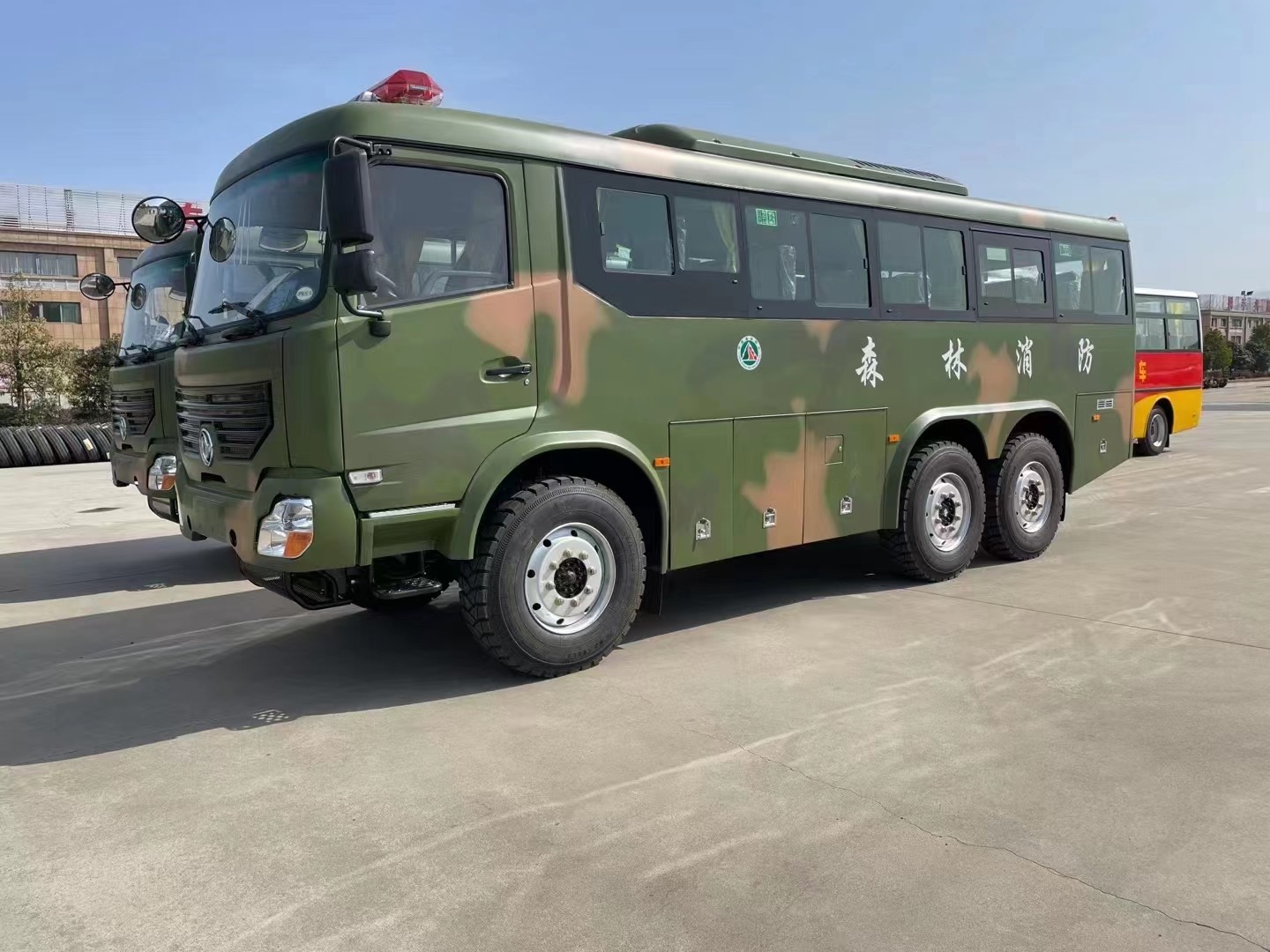 Dongfeng Four Wheel Drive Tourist Minibus 8.2 Meters 24-31 Seats 4×4 Diesel Manual Transmission