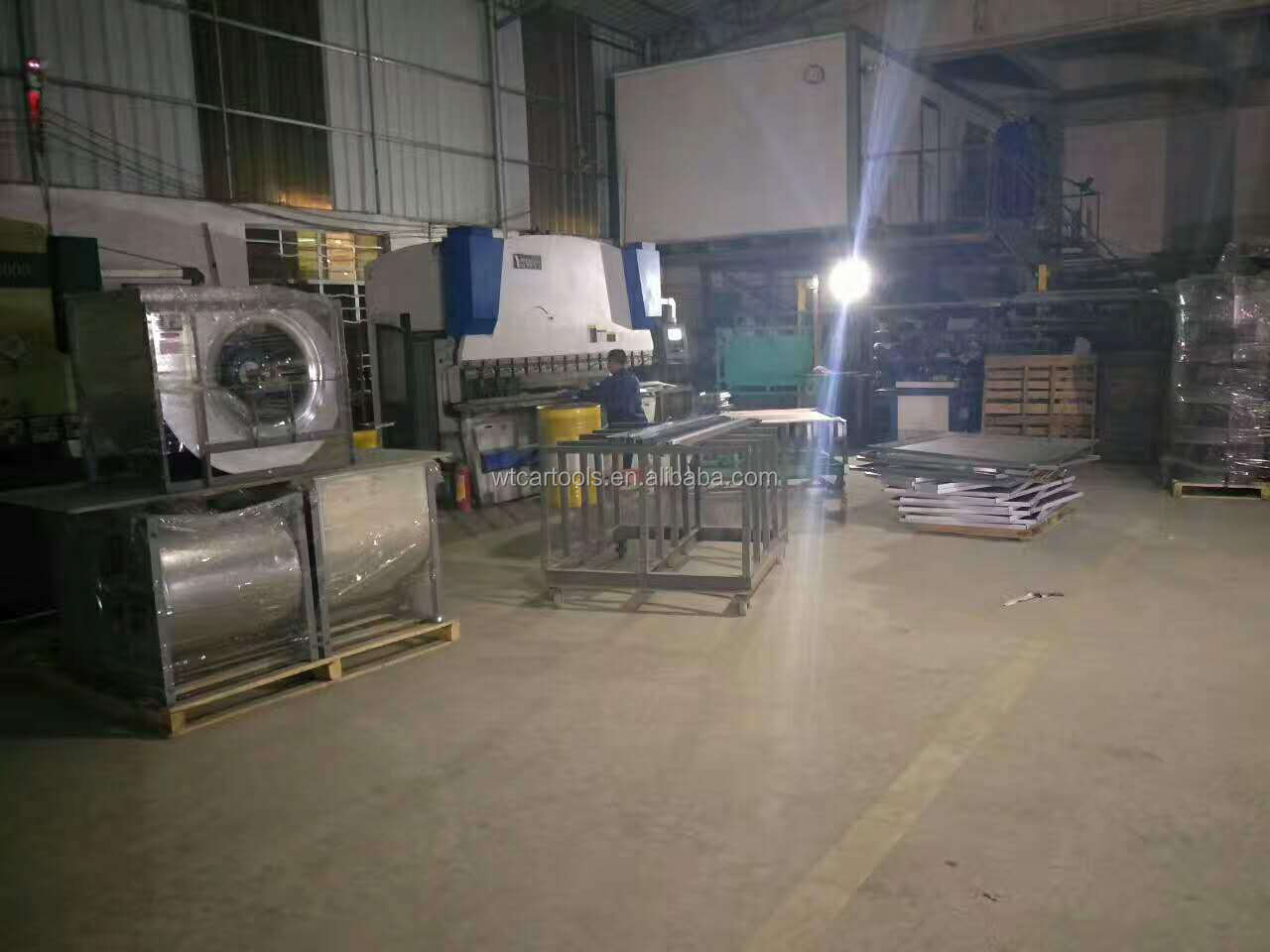 220V Industrial Car Spray Booth With Fiberglass Floor Filter And Exhaust Fan
