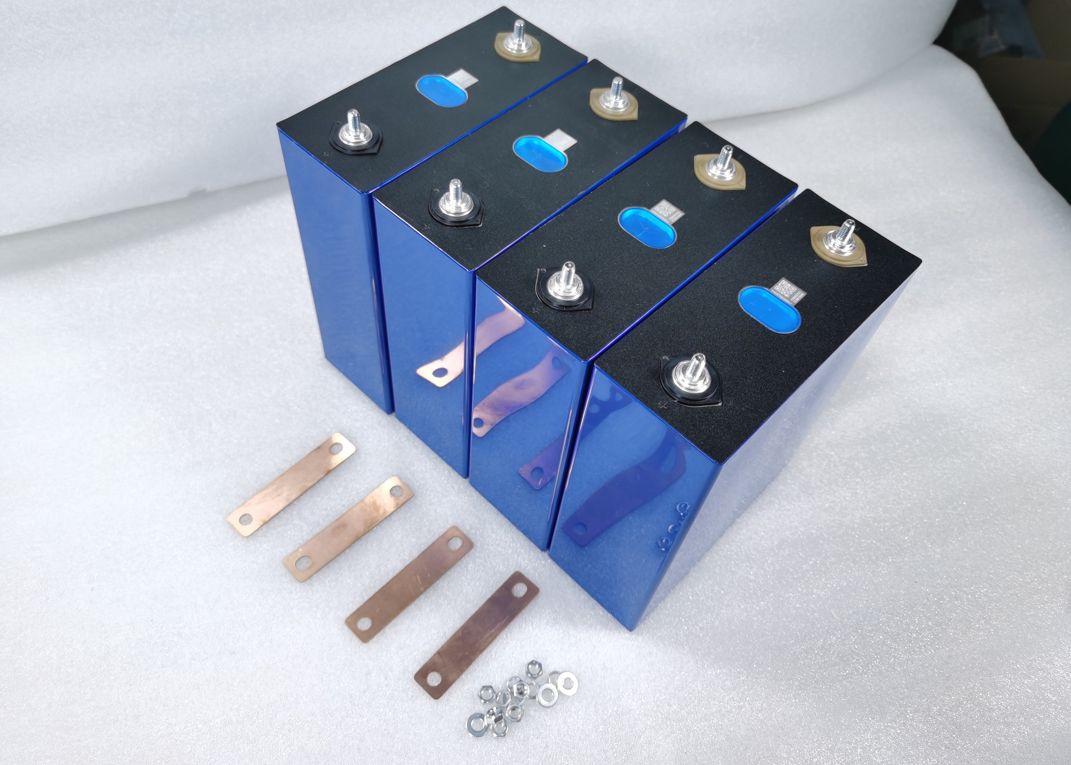 EVE LF304 Battery 3.2V lifepo4 320Ah 310Ah 304Ah Lithium Prismatic Cell 6000 Cycles For DIY