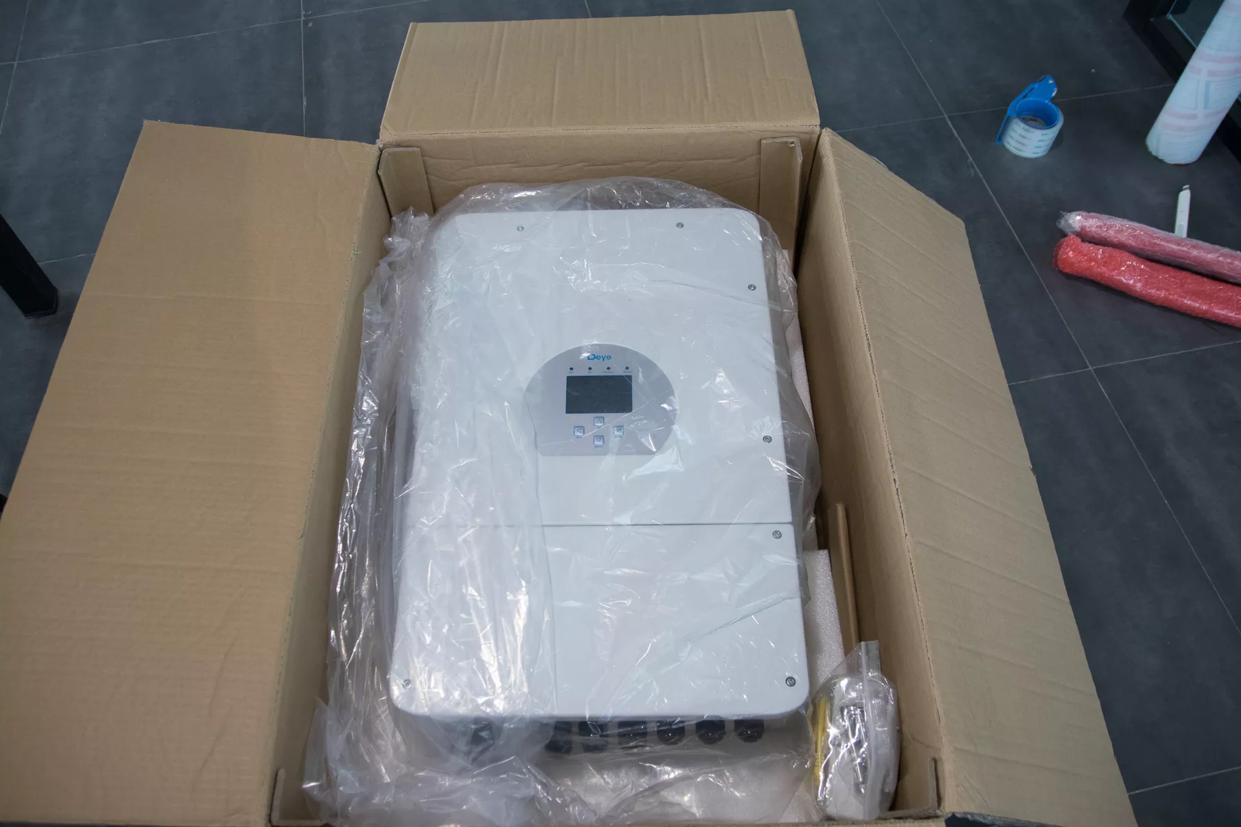 Deye 6K-SG04LP1-AU Single Phase Solar Inverter with Battery Maximum PV Array Power 6500 Wp