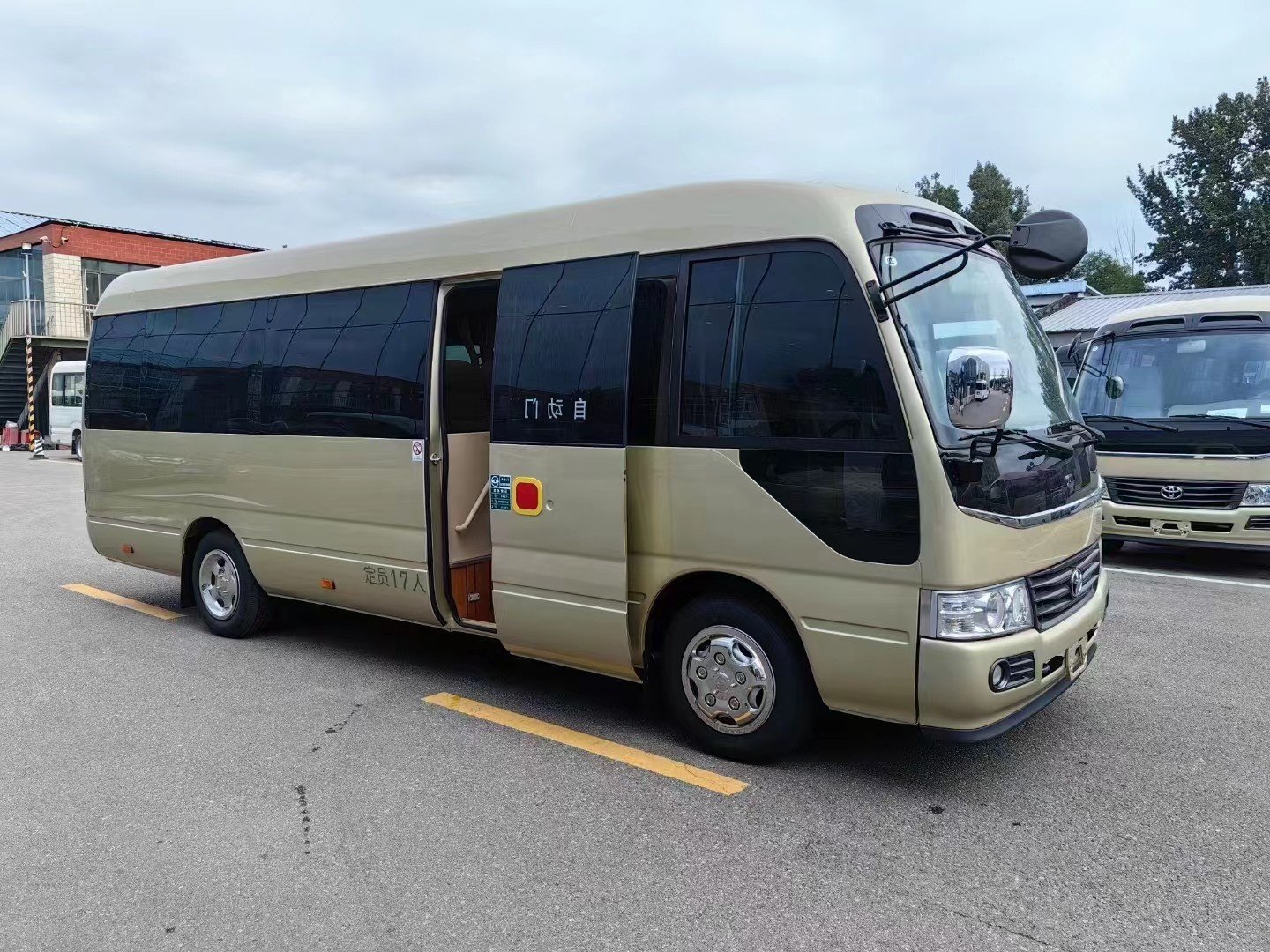 Toyota Coaster 17-seater tourist bus business reception bus gasoline rear drive 4×2 manual transmission