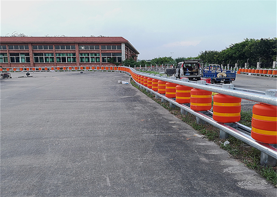 Q345 Metal Beam Crash Barrier Roller Ethylene Vinyl Acetate Copolymer Material