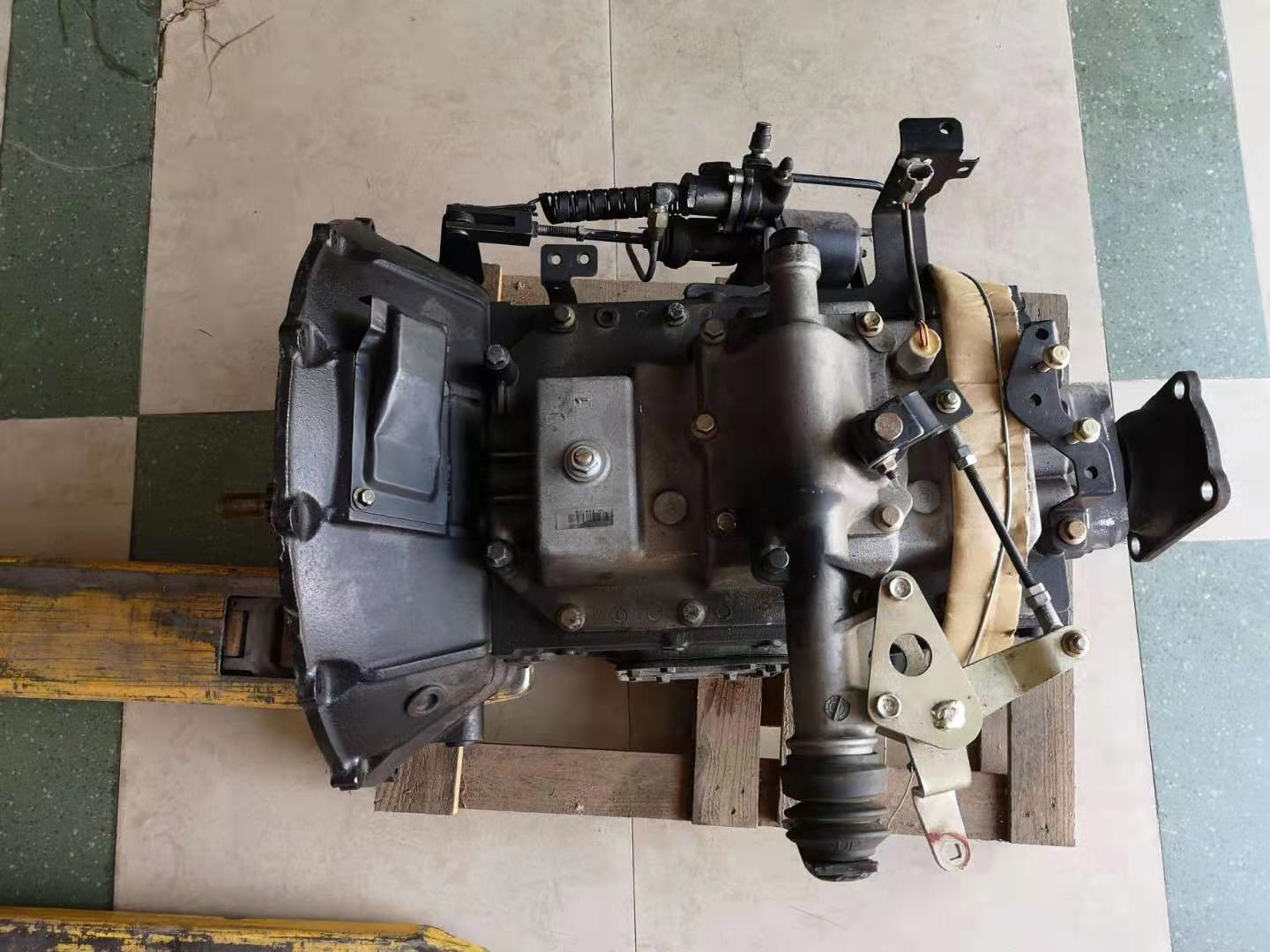 Iron Shell ISUZU FVR Parts FVZ 6HK1 Manual MLD6Q Transmission Assembly Change Speed