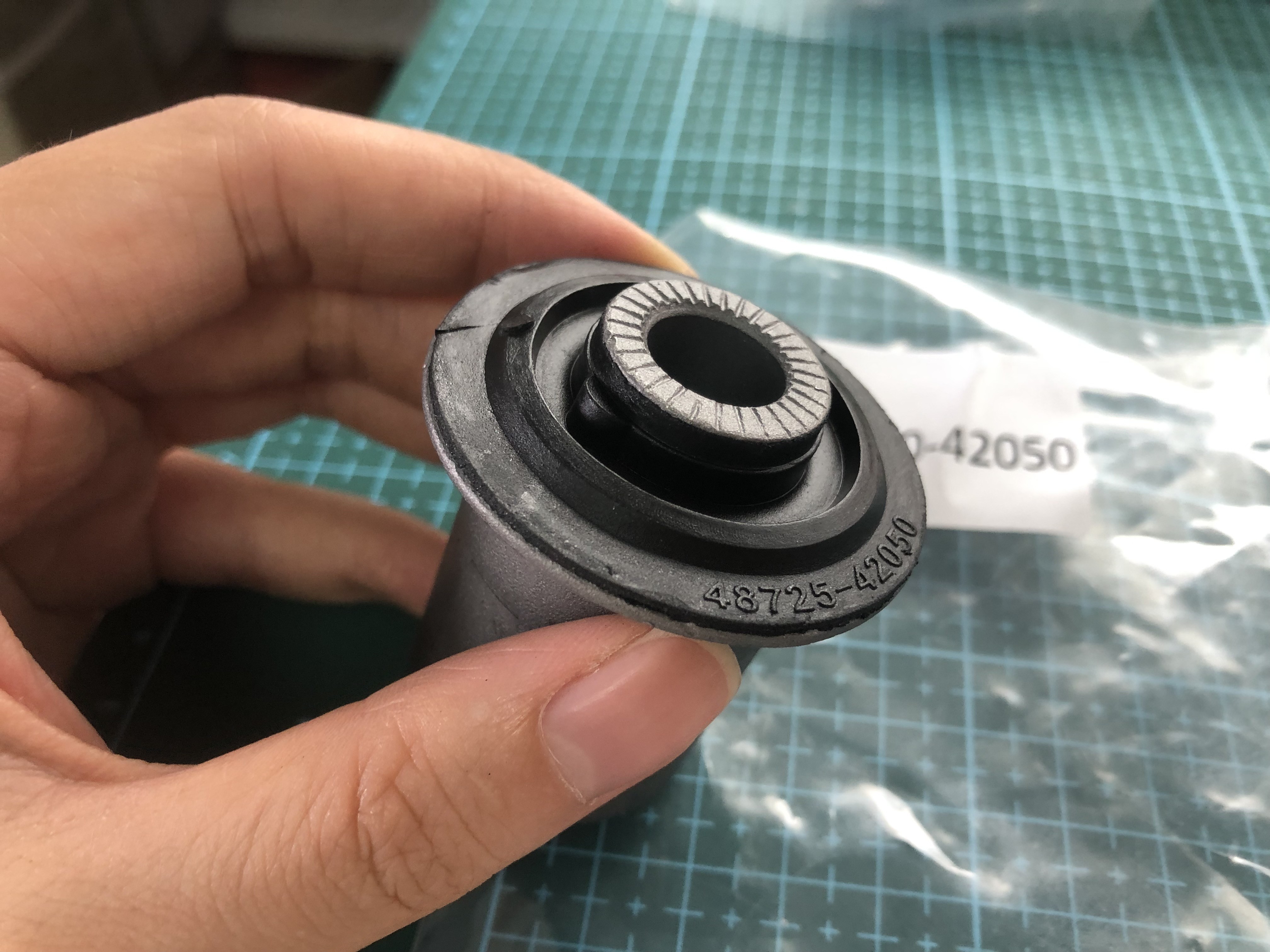 48730-42040 Car Suspension Bushing 48730-42050 48730-0r020 For Toyota Auris Avensis Estate