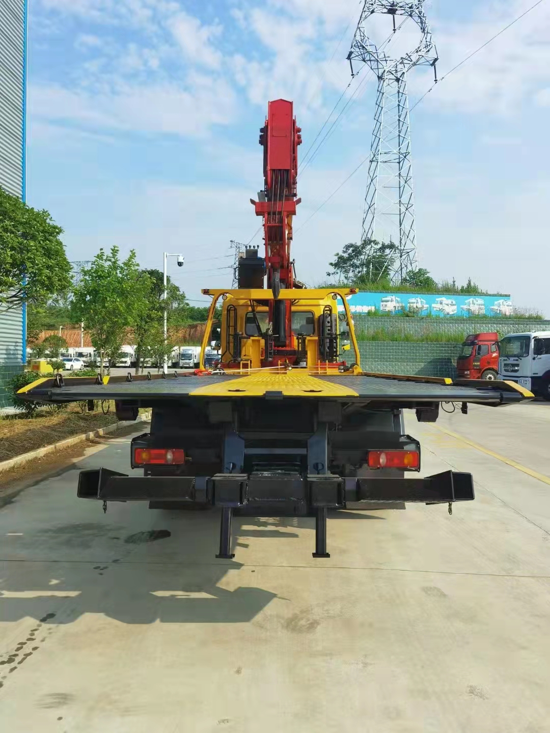 Dongfeng Kingrun 10 Tons Road Rescue Trailer With 8 Tons Crane Traffic clear Tow Truck Mounted Crane