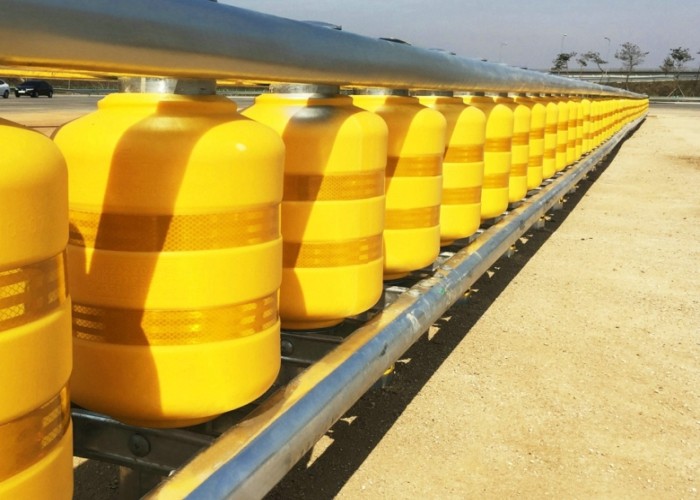 Anti Shock Highway Safety Roller Barrier Absorb Impact Force To Reduce Damage