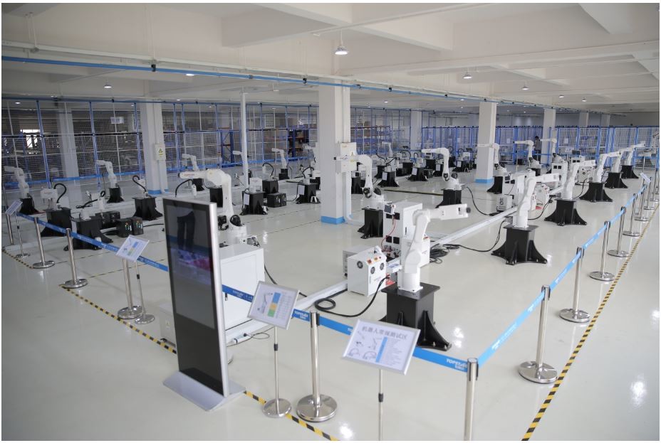 Automatic Carton 6 Axis Industrial Robot High Stability 2612mm Maximum Stroke