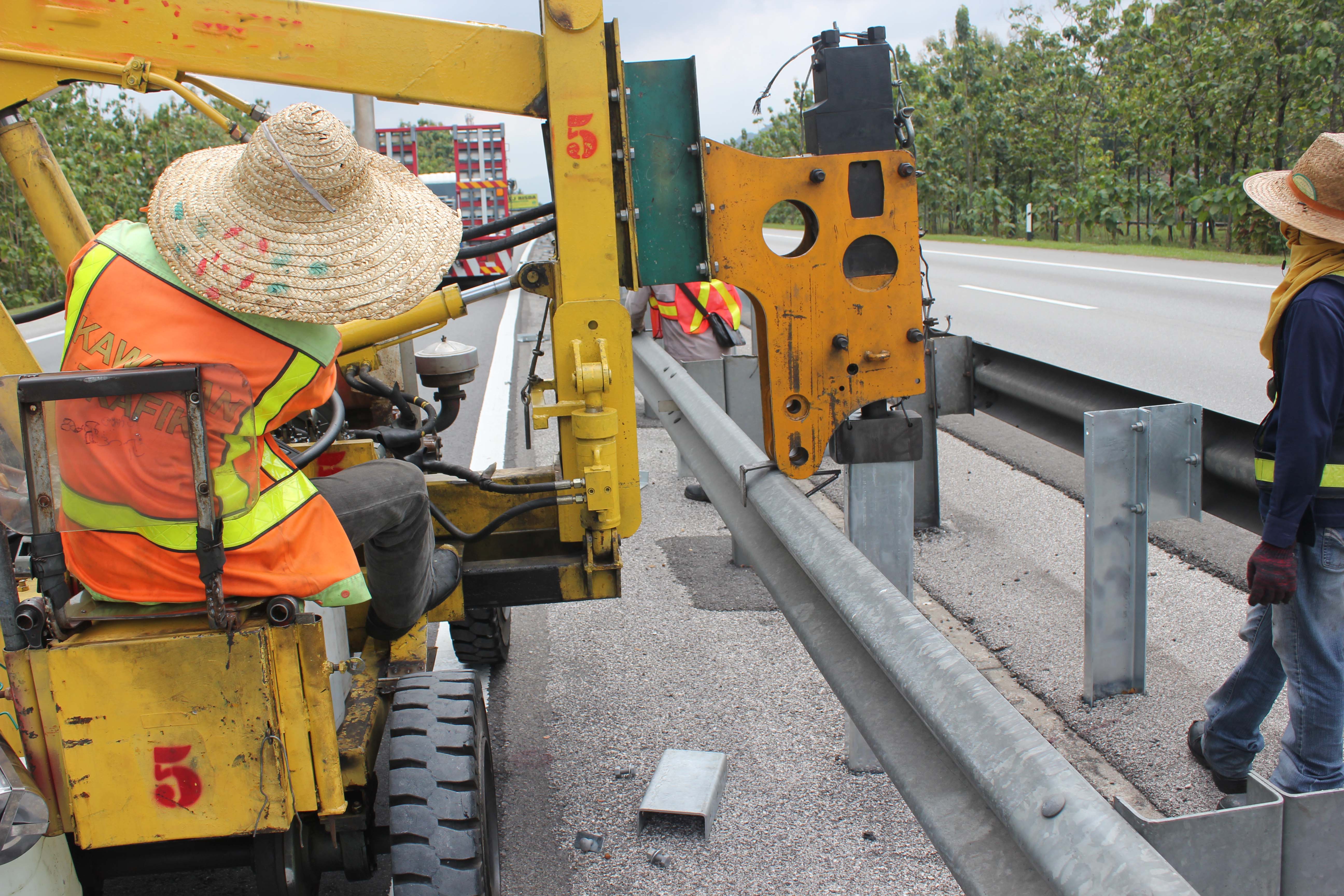 Hydraulic Hammer Pile Driver Machine For Highway Guardrail Installation