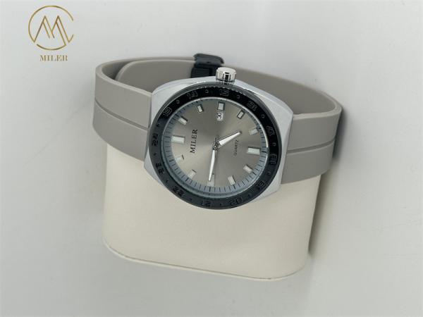 Quartz Wrist Watch 12 Months Battery Life 41mm Dial Diameter Stylish and